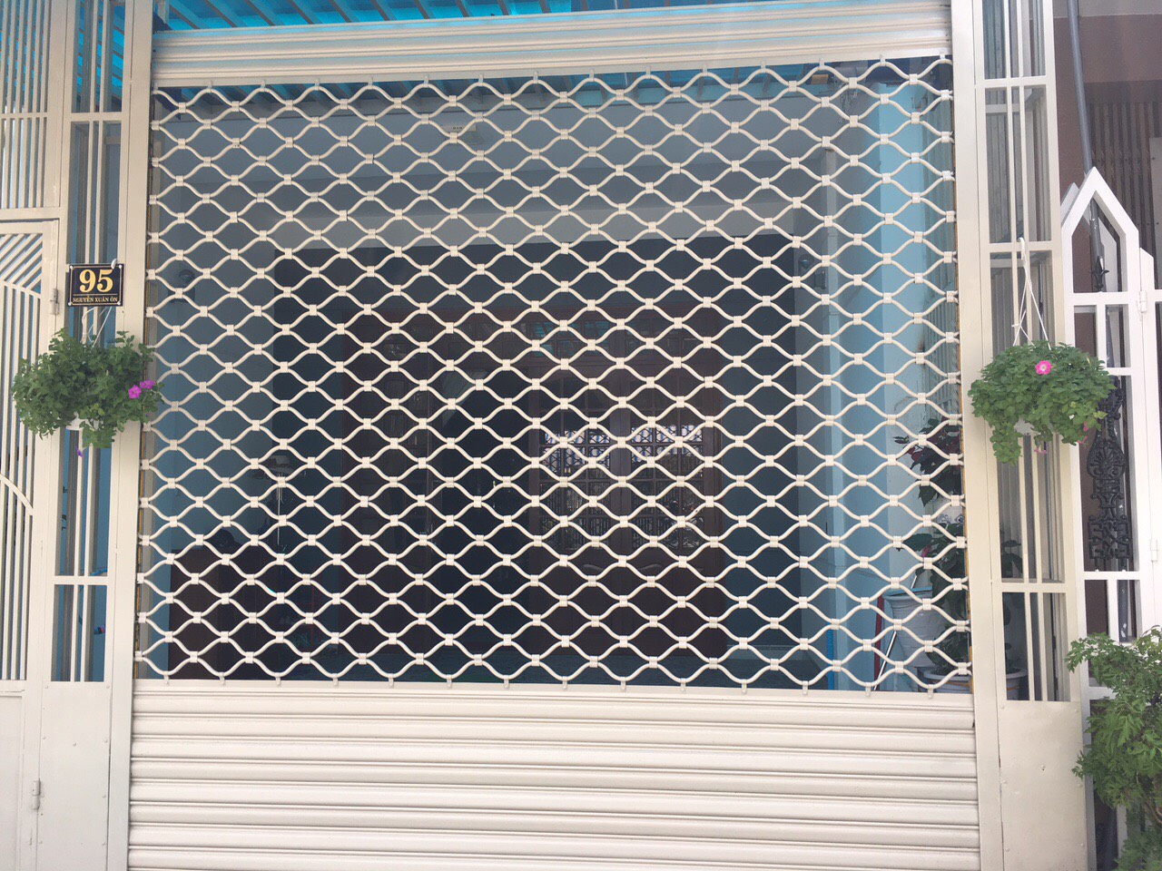 Cửa cuốn khe thoáng, mắc võng